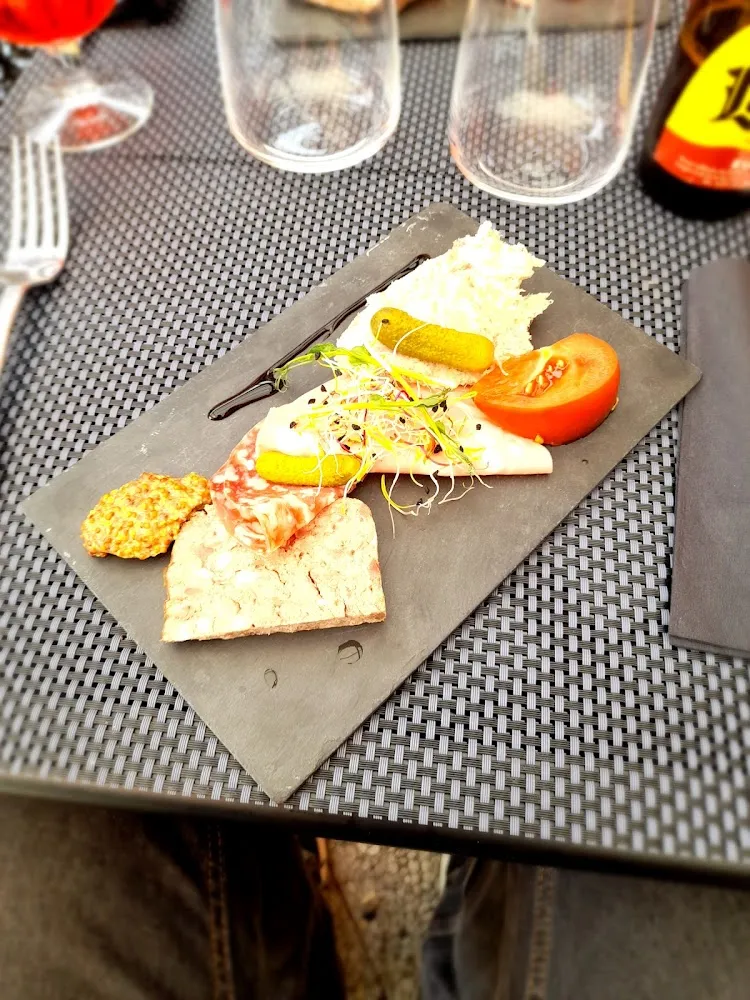 Assiette de Charcuterie Et Ses Condiment